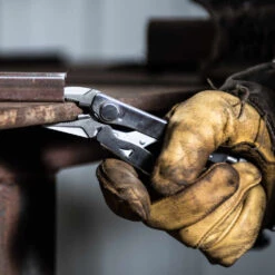 Leatherman Crunch Multi-Tool With Nylon Sheath -Leatherman Depot Sales Store lt68010201k lifestyle1 x1000 e18c77f7 55f6 4142 b023 d0ea23e23603